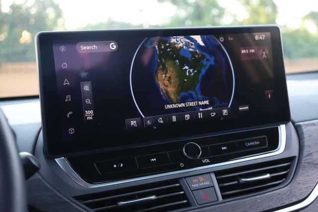 Nissan Altima Vehicle Image 12