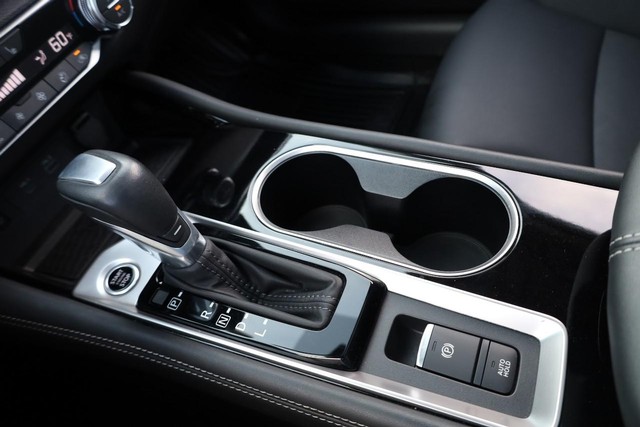 Nissan Altima Vehicle Image 16