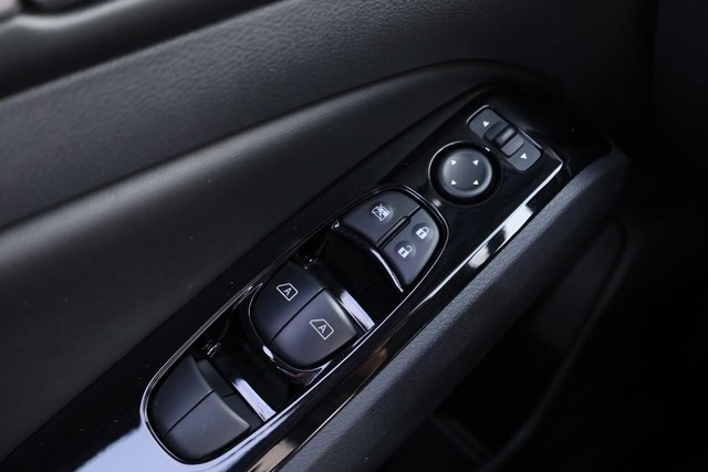 Nissan Altima Vehicle Image 18