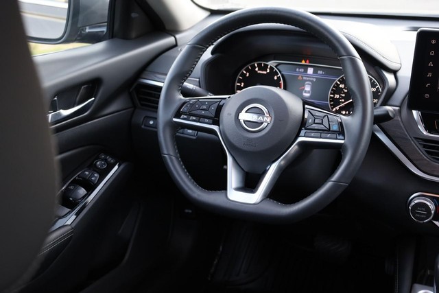 Nissan Altima Vehicle Image 23