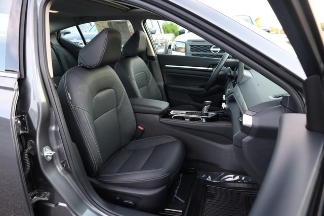 Nissan Altima Vehicle Image 24