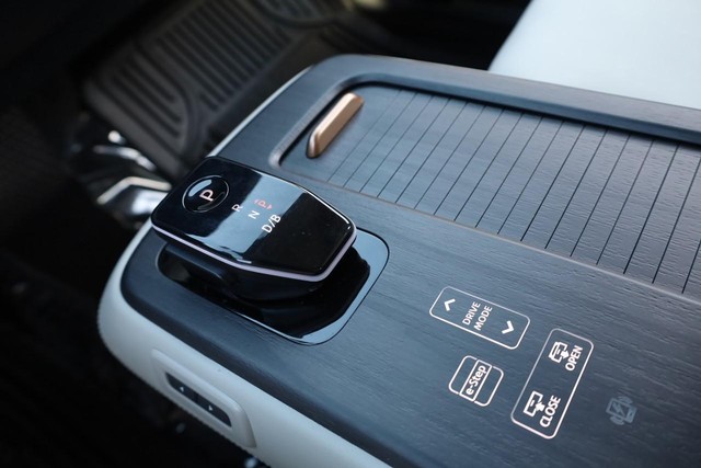 Nissan ARIYA Vehicle Full-screen Gallery Image 17