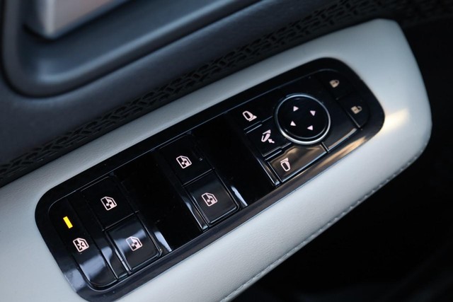 Nissan ARIYA Vehicle Full-screen Gallery Image 19