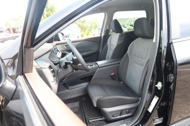 Nissan Rogue Vehicle Image 08