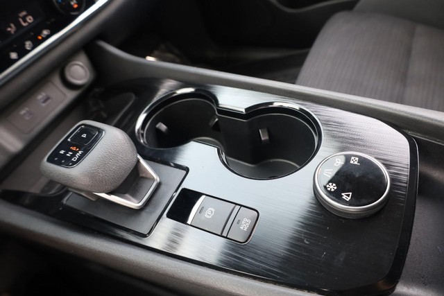 Nissan Rogue Vehicle Image 15