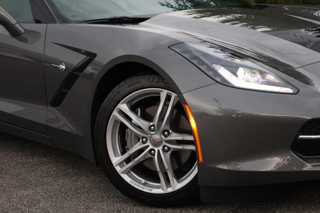 Chevrolet Corvette Vehicle Full-screen Gallery Image 03