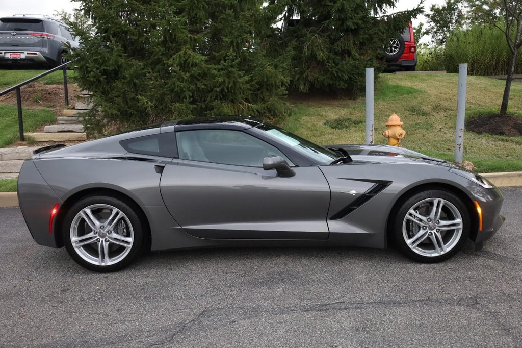 Chevrolet Corvette Vehicle Full-screen Gallery Image 05