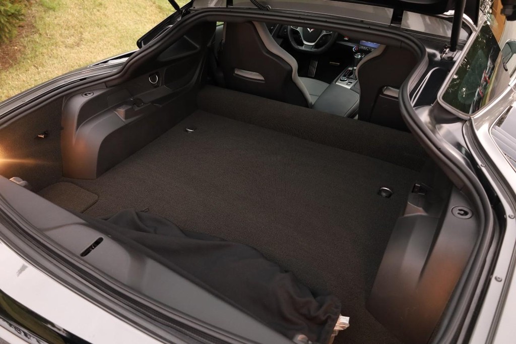 Chevrolet Corvette Vehicle Full-screen Gallery Image 07