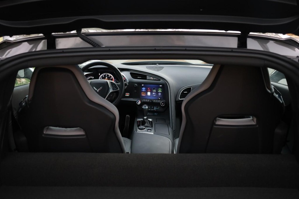 Chevrolet Corvette Vehicle Full-screen Gallery Image 08