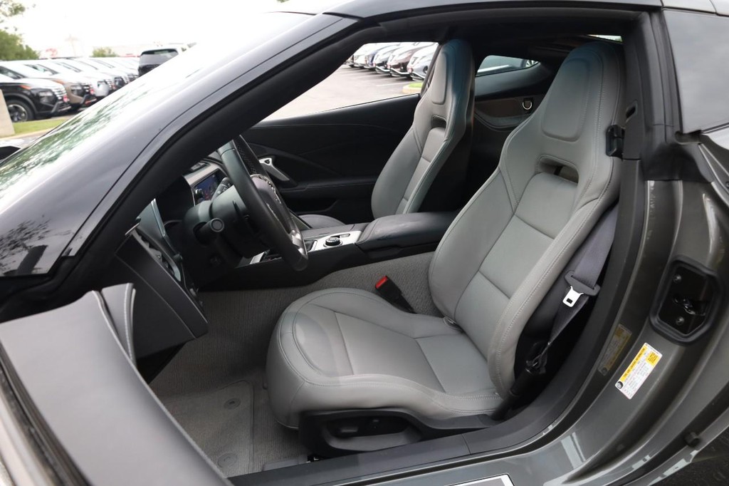 Chevrolet Corvette Vehicle Full-screen Gallery Image 10