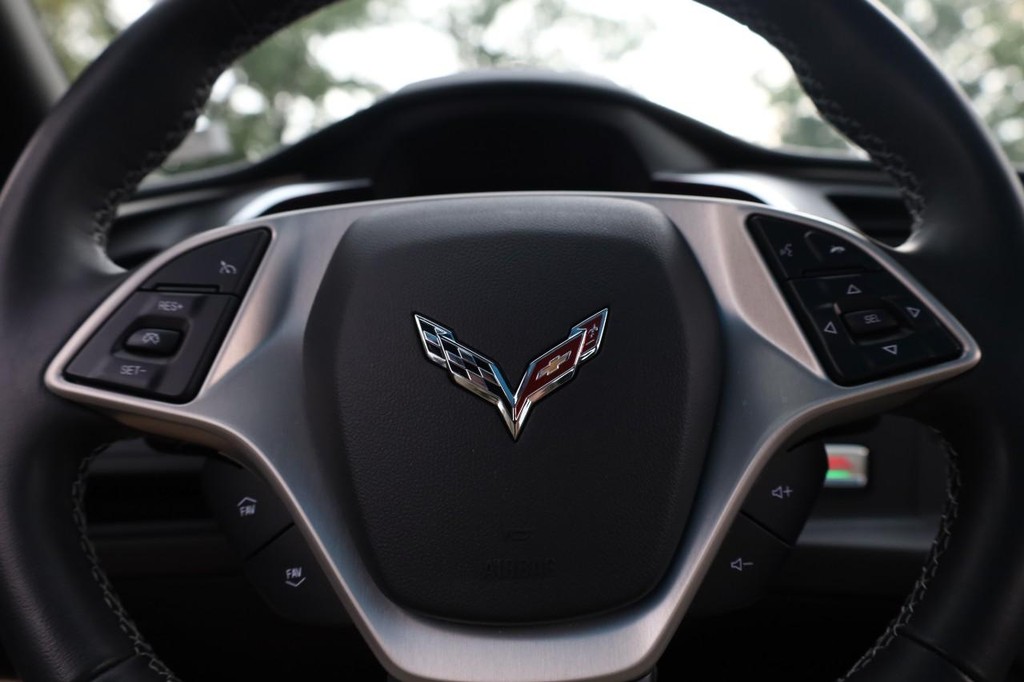 Chevrolet Corvette Vehicle Full-screen Gallery Image 11
