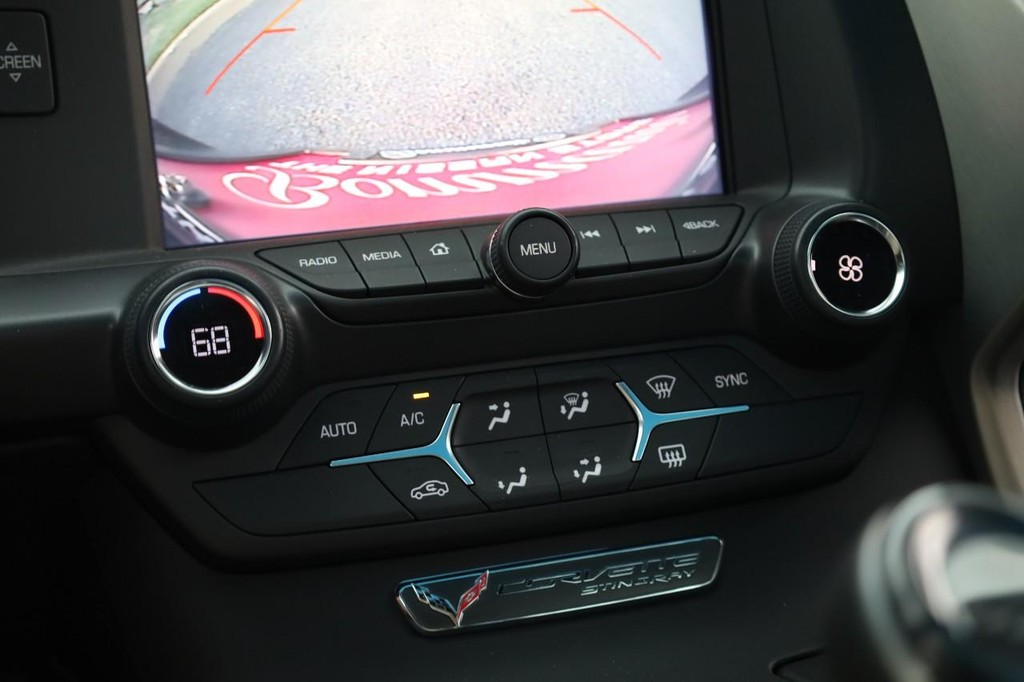 Chevrolet Corvette Vehicle Full-screen Gallery Image 15
