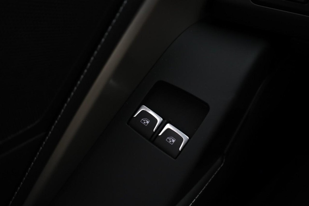 Chevrolet Corvette Vehicle Full-screen Gallery Image 19