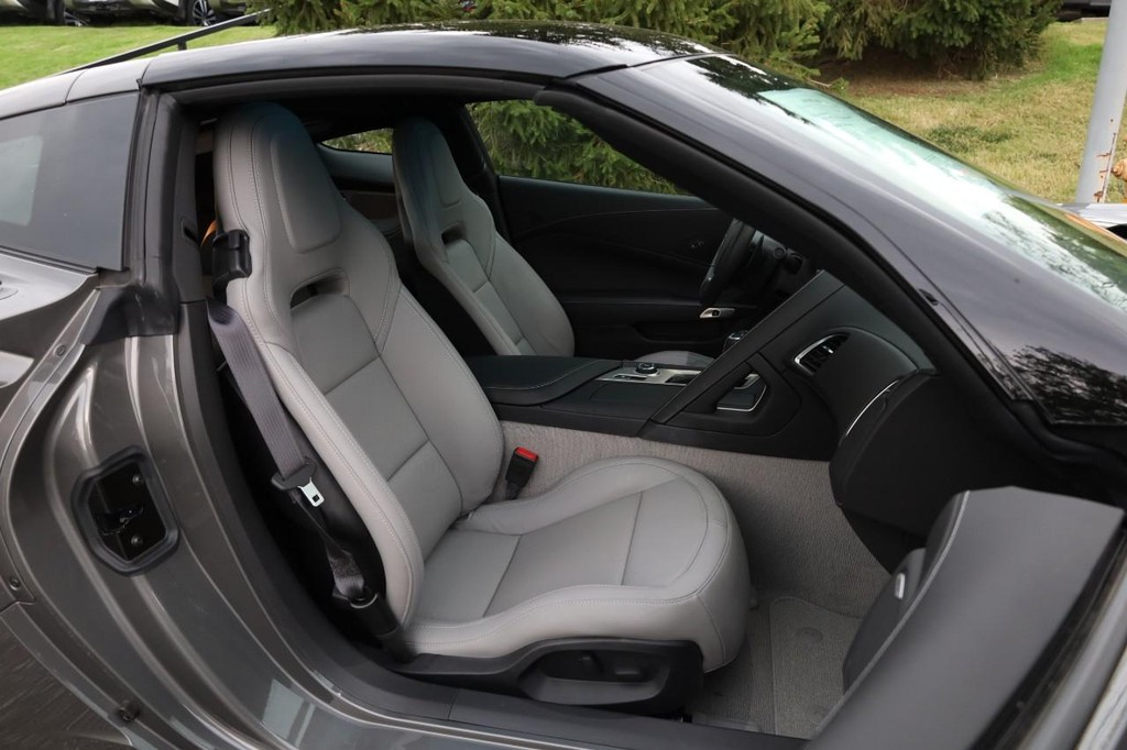 Chevrolet Corvette Vehicle Full-screen Gallery Image 21