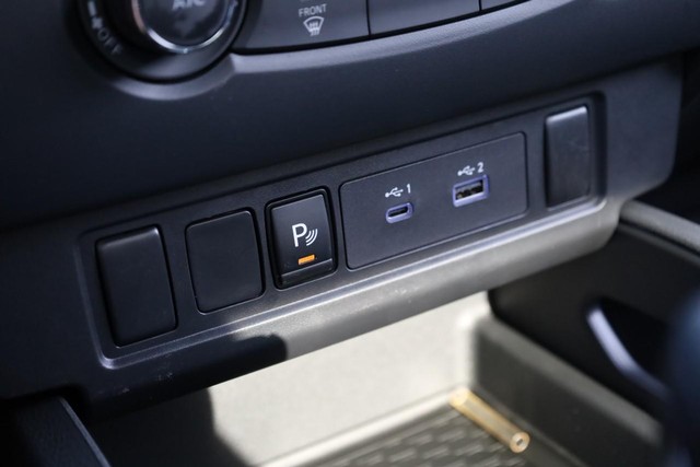 Nissan Frontier Vehicle Image 14