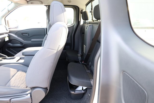 Nissan Frontier Vehicle Image 21