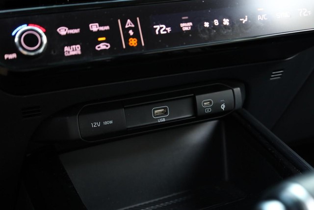 Kia Niro Vehicle Image 16