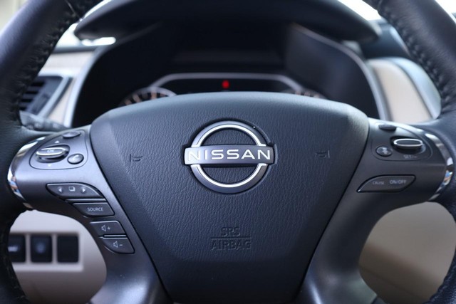 Nissan Murano Vehicle Image 11