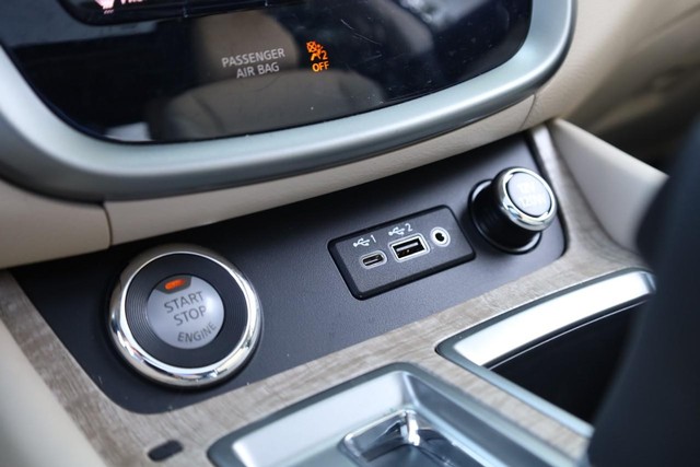 Nissan Murano Vehicle Image 17
