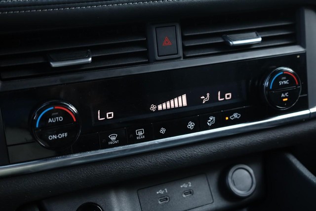 Nissan Rogue Vehicle Image 12