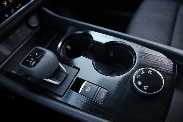 Nissan Rogue Vehicle Image 14