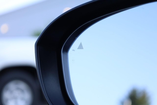 Nissan Rogue Vehicle Image 18