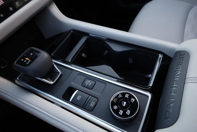 Nissan Pathfinder Vehicle Image 18