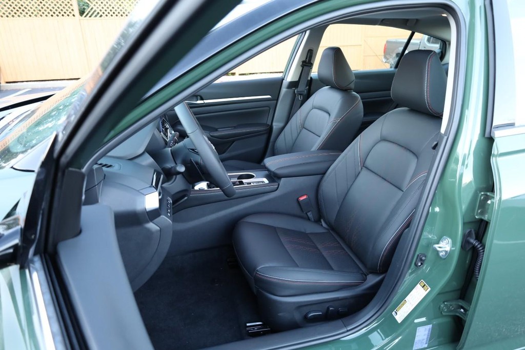 Nissan Altima Vehicle Image 08