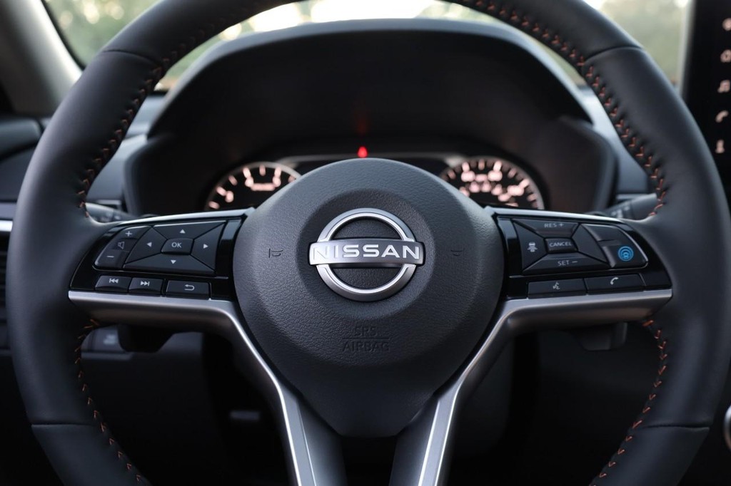 Nissan Altima Vehicle Image 10