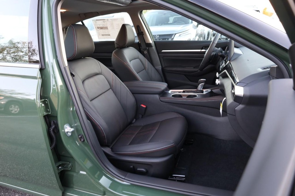 Nissan Altima Vehicle Image 24