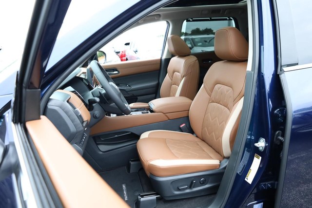 Nissan Pathfinder Vehicle Image 10