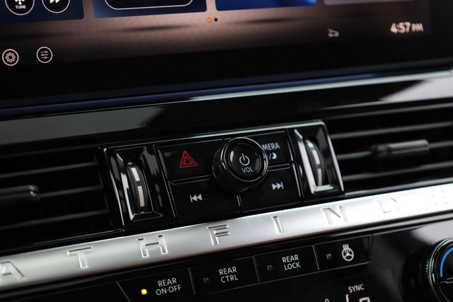 Nissan Pathfinder Vehicle Image 17