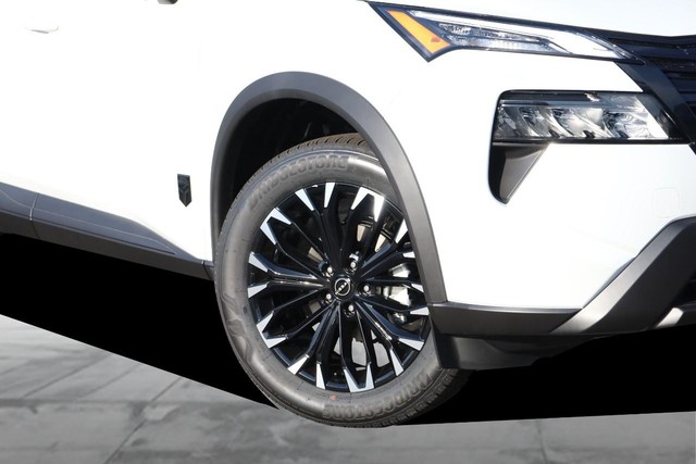 Nissan Rogue Vehicle Full-screen Gallery Image 3