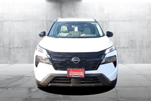 Nissan Rogue Vehicle Full-screen Gallery Image 4