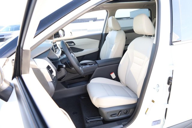 Nissan Rogue Vehicle Full-screen Gallery Image 8