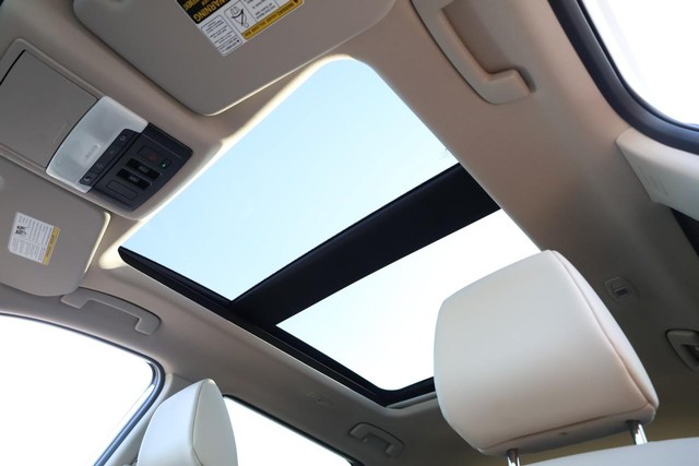 Nissan Rogue Vehicle Full-screen Gallery Image 9