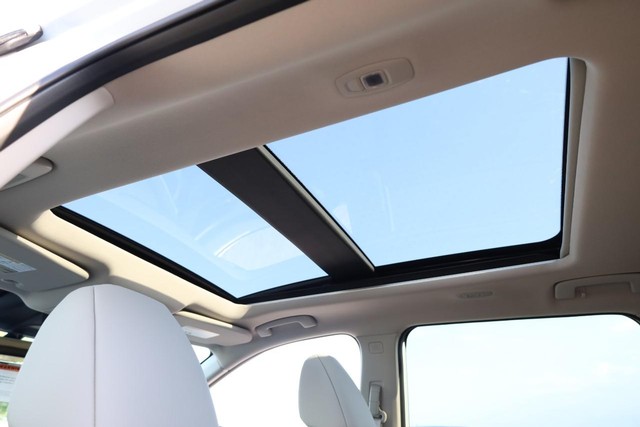 Nissan Rogue Vehicle Full-screen Gallery Image 10