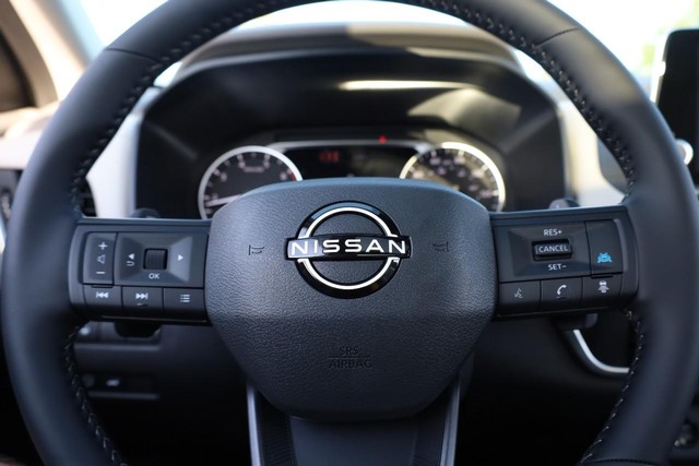 Nissan Rogue Vehicle Full-screen Gallery Image 11