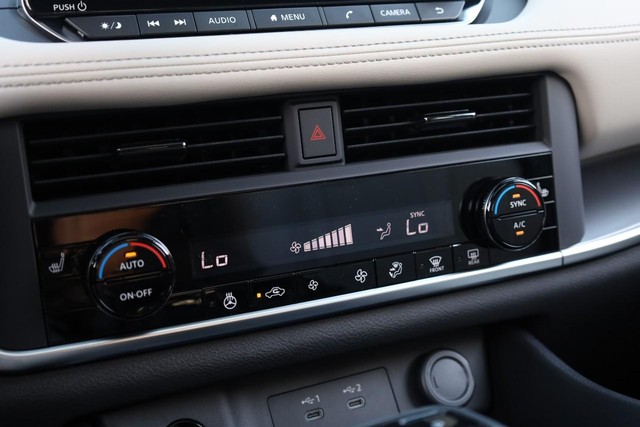 Nissan Rogue Vehicle Full-screen Gallery Image 15