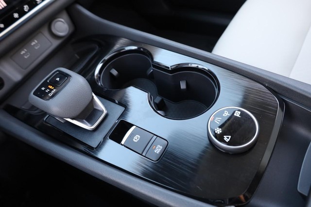 Nissan Rogue Vehicle Full-screen Gallery Image 17