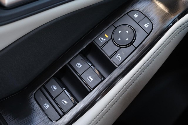 Nissan Rogue Vehicle Full-screen Gallery Image 18