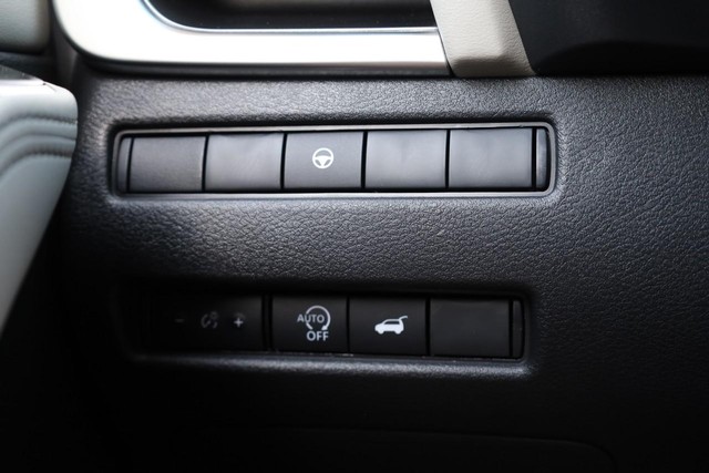 Nissan Rogue Vehicle Full-screen Gallery Image 19