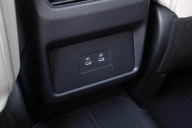 Nissan Rogue Vehicle Full-screen Gallery Image 22