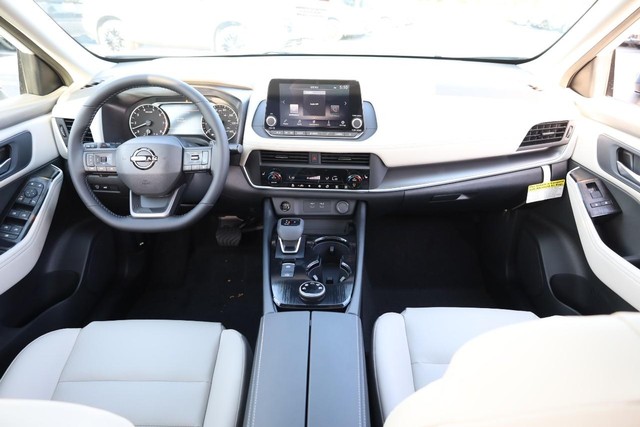 Nissan Rogue Vehicle Full-screen Gallery Image 23