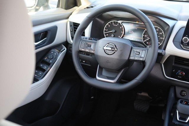 Nissan Rogue Vehicle Full-screen Gallery Image 24