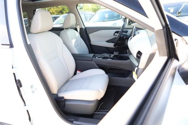 Nissan Rogue Vehicle Full-screen Gallery Image 25