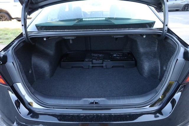 Nissan Altima Vehicle Full-screen Gallery Image 7
