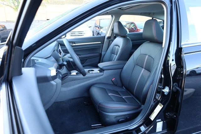 Nissan Altima Vehicle Full-screen Gallery Image 8