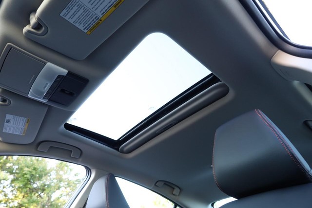 Nissan Altima Vehicle Full-screen Gallery Image 9