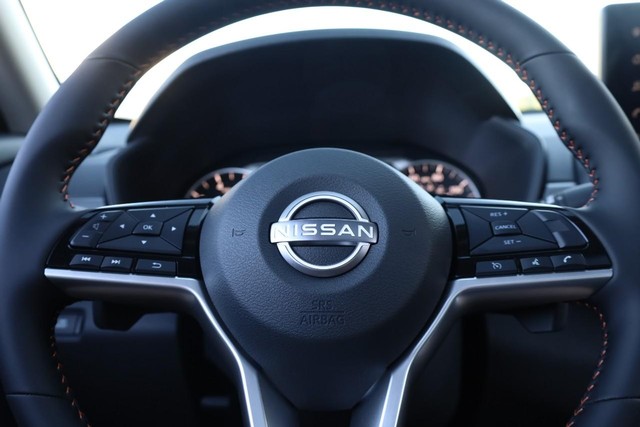 Nissan Altima Vehicle Full-screen Gallery Image 10